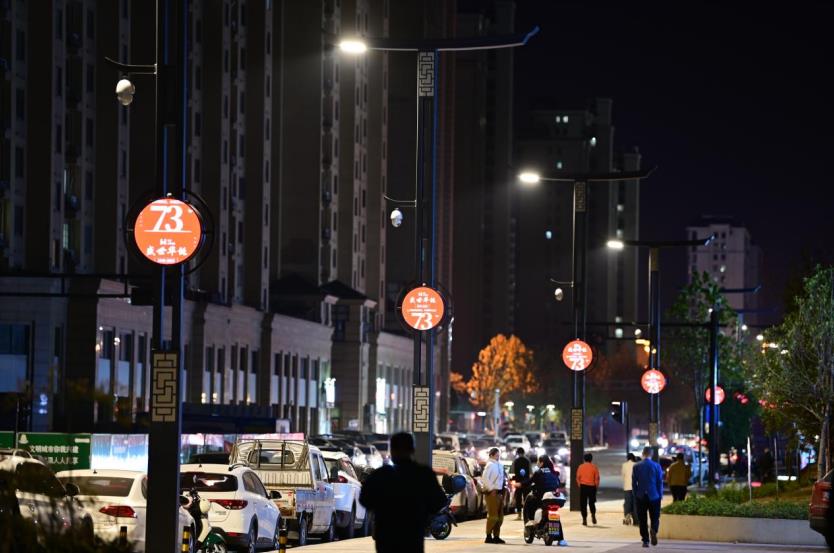 智慧路（lù）燈,可自動調節亮度,行人經過時,自動（dòng）增亮（liàng）